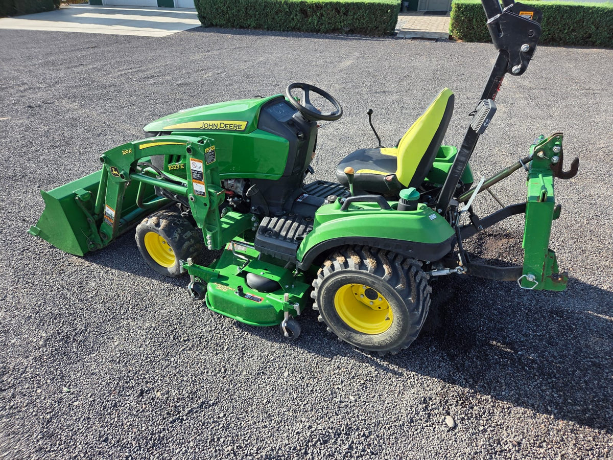 TRACTOR MARCA JOHN DEERE MODELO 1023E CON PALA FORNTAL