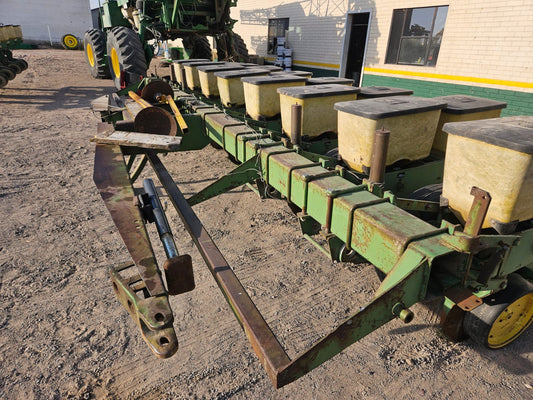 Sembradora marca john deere modelo 7000 de 8 surcos de tiron