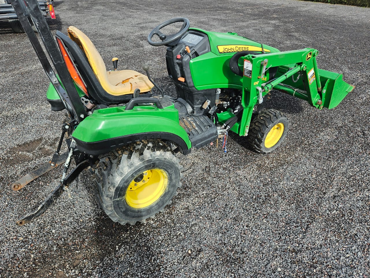 Tractor marca john deere modelo 1023E