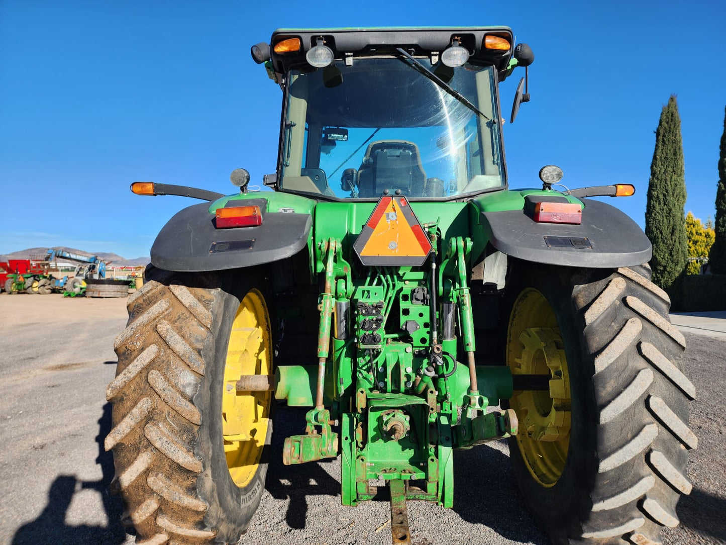 TRACTOR MARCA JOHN DEERE MODELO 7830 AÑO 2010 CON PALA FRONTAL