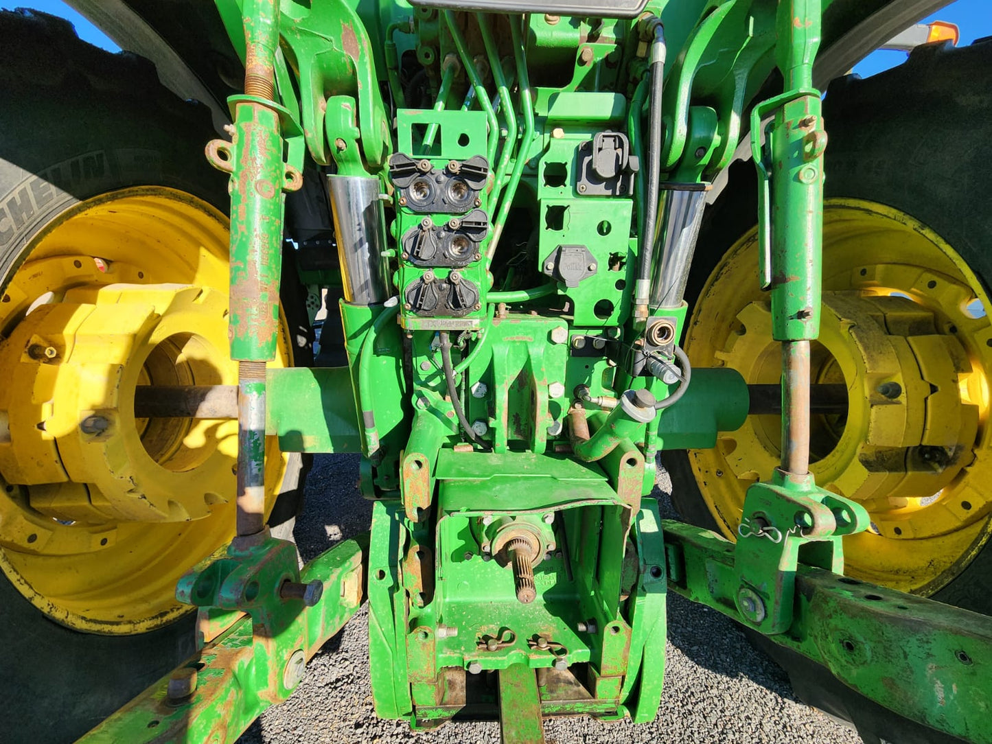 TRACTOR MARCA JOHN DEERE MODELO 7830 AÑO 2010 CON PALA FRONTAL