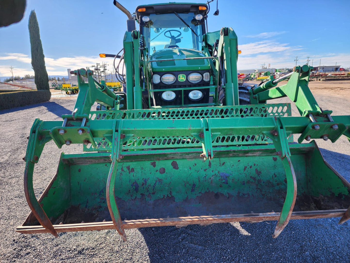 TRACTOR MARCA JOHN DEERE MODELO 7830 AÑO 2010 CON PALA FRONTAL