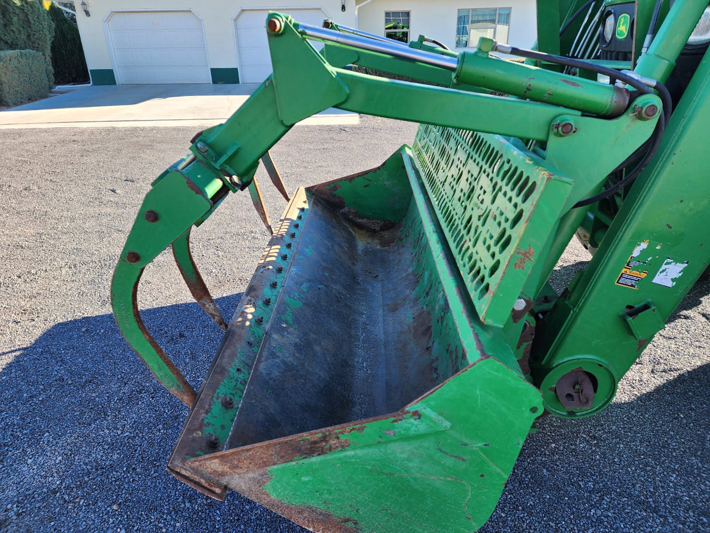 TRACTOR MARCA JOHN DEERE MODELO 7830 AÑO 2010 CON PALA FRONTAL