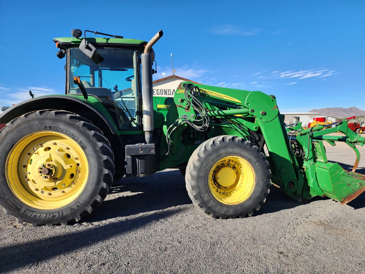 TRACTOR MARCA JOHN DEERE MODELO 7830 AÑO 2010 CON PALA FRONTAL