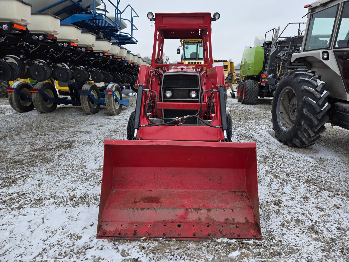 TRACTOR MARCA MASSY FERGUSSON MODELO 255 CON PALA FRONTAL