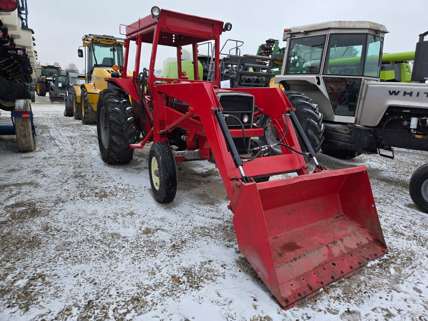 TRACTOR MARCA MASSY FERGUSSON MODELO 255 CON PALA FRONTAL