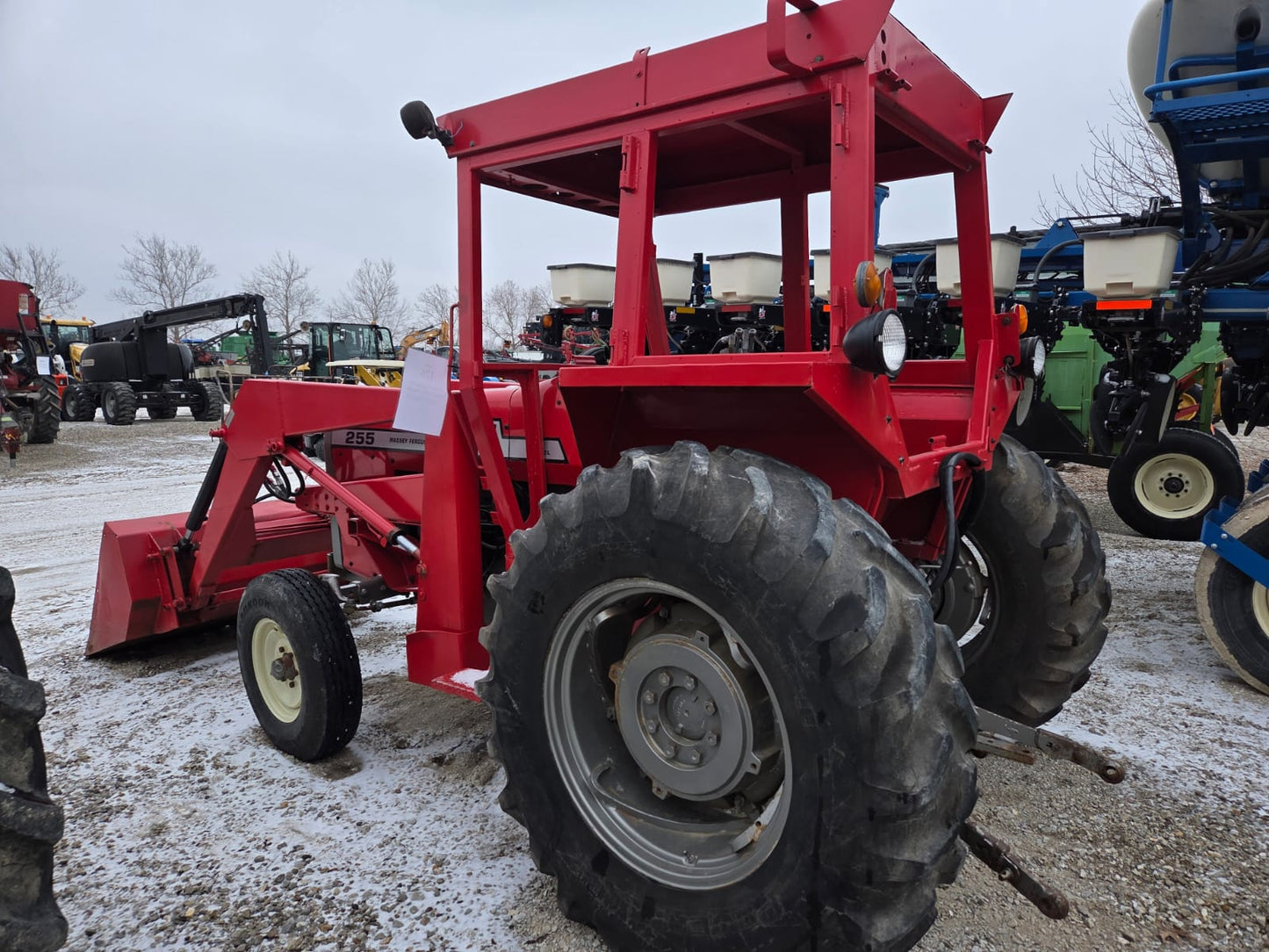 TRACTOR MARCA MASSY FERGUSSON MODELO 255 CON PALA FRONTAL