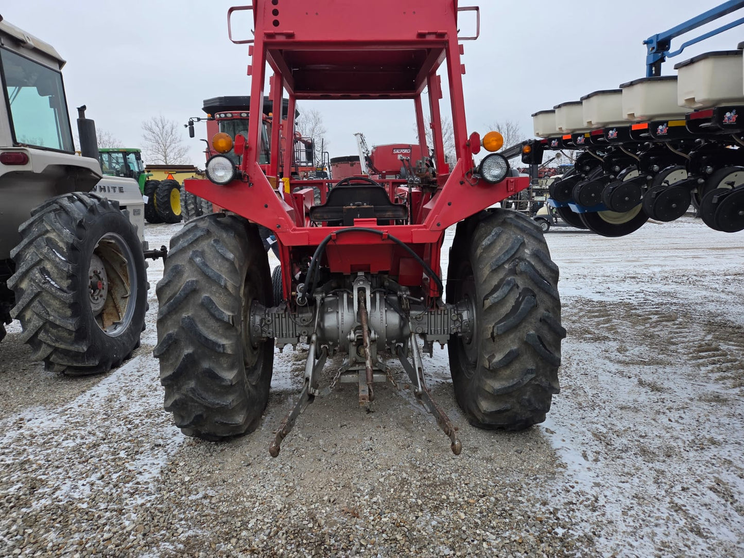 TRACTOR MARCA MASSY FERGUSSON MODELO 255 CON PALA FRONTAL