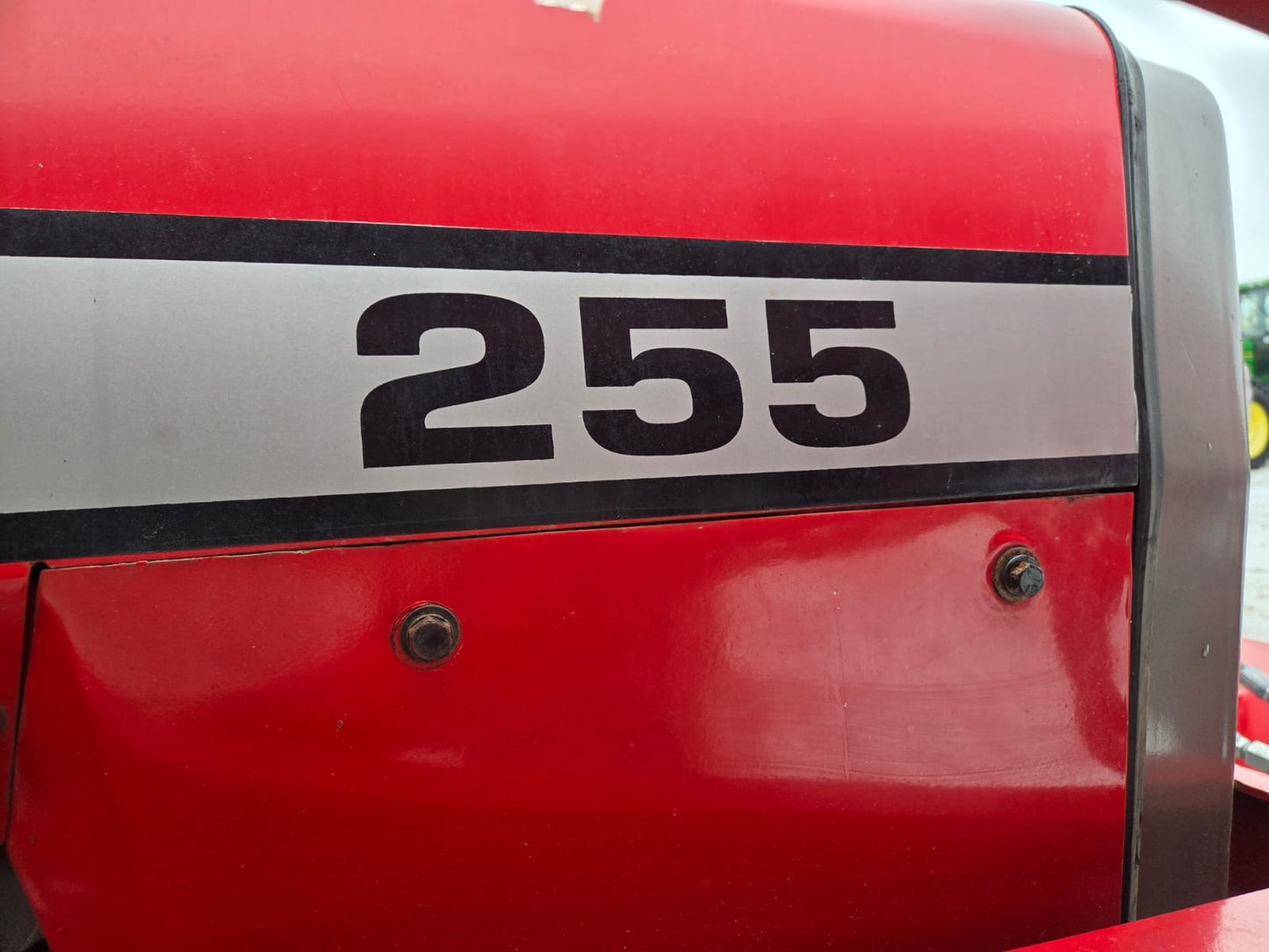 TRACTOR MARCA MASSY FERGUSSON MODELO 255 CON PALA FRONTAL