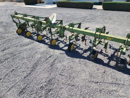 Cultivadora de 6 surcos marca john deere