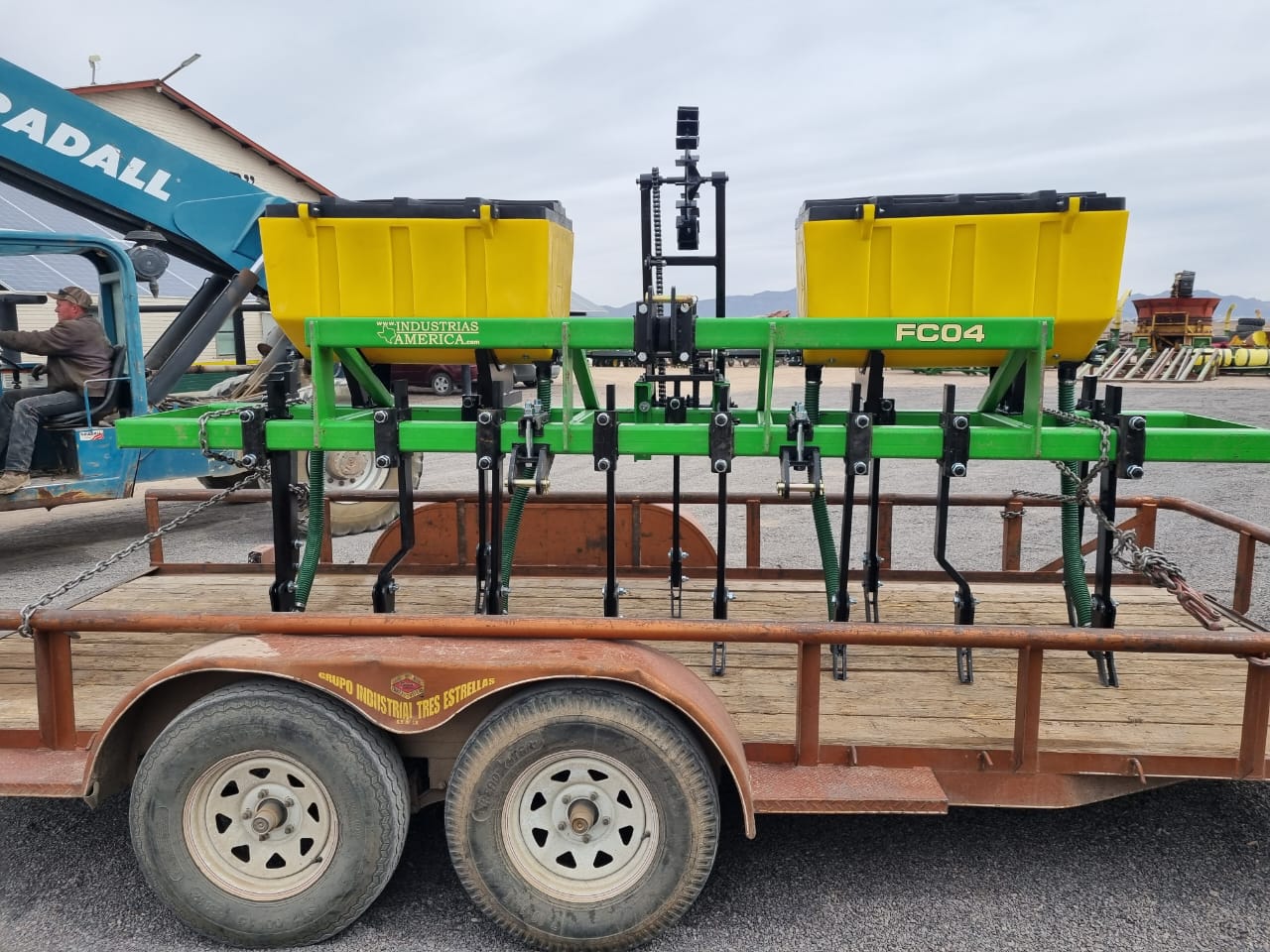 Cultivadora fertilizadora de 4 surcos