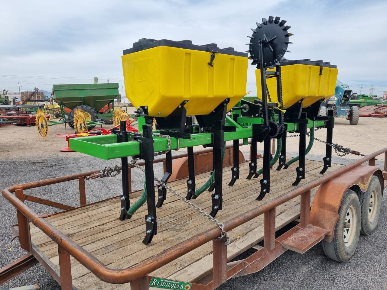 Cultivadora fertilizadora de 4 surcos