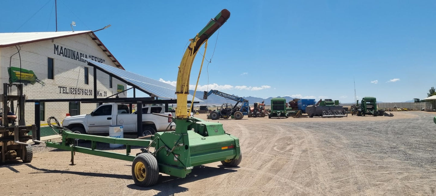 ENCILADORA MARCA JOHN DEERE MODLEO 3970 CON CABEZAL DE 2 SURCOS