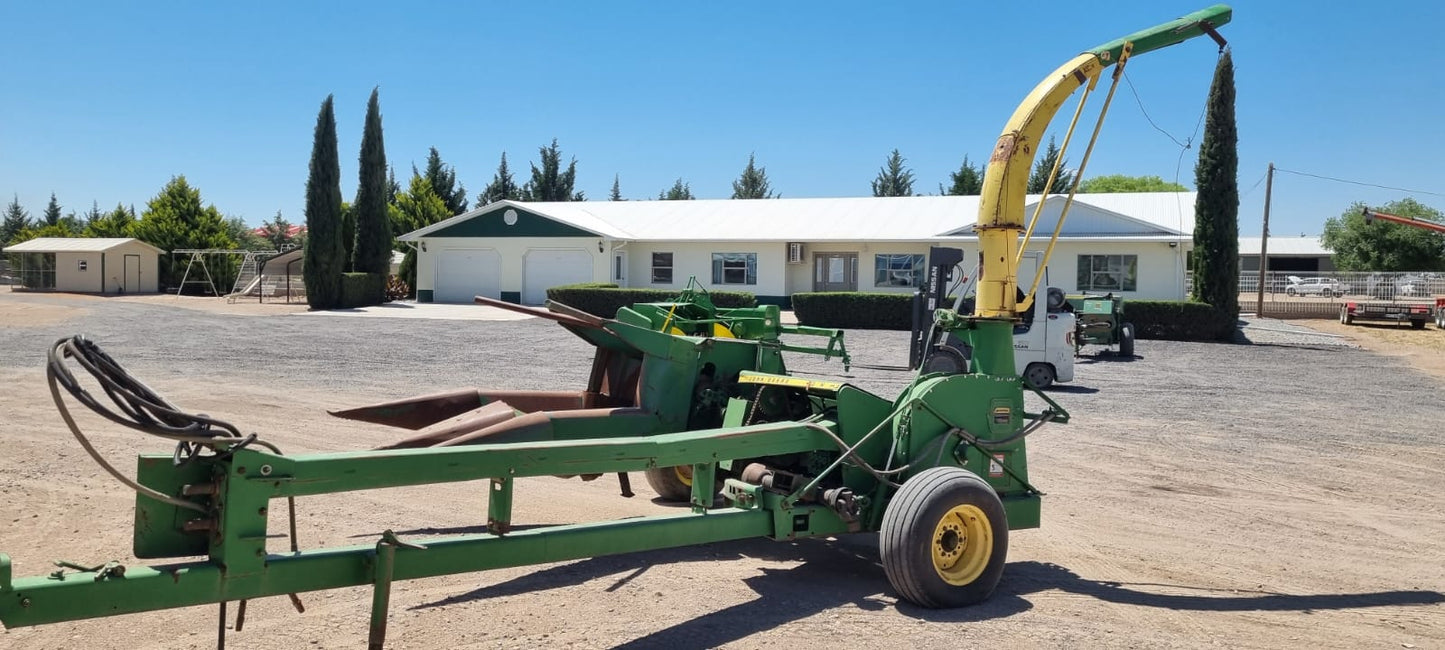 ENCILADORA MARCA JOHN DEERE MODLEO 3970 CON CABEZAL DE 2 SURCOS