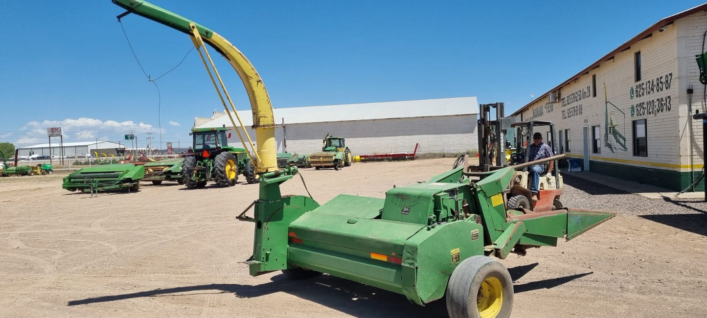 ENCILADORA MARCA JOHN DEERE MODLEO 3970 CON CABEZAL DE 2 SURCOS
