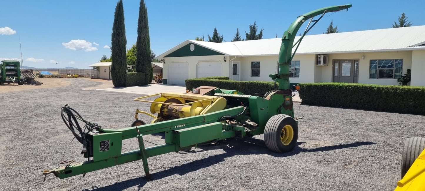 ENCIALDORA MARCA JOHN DEERE MODELO 3970 CON ROLADOR CABEZAL PICK UP