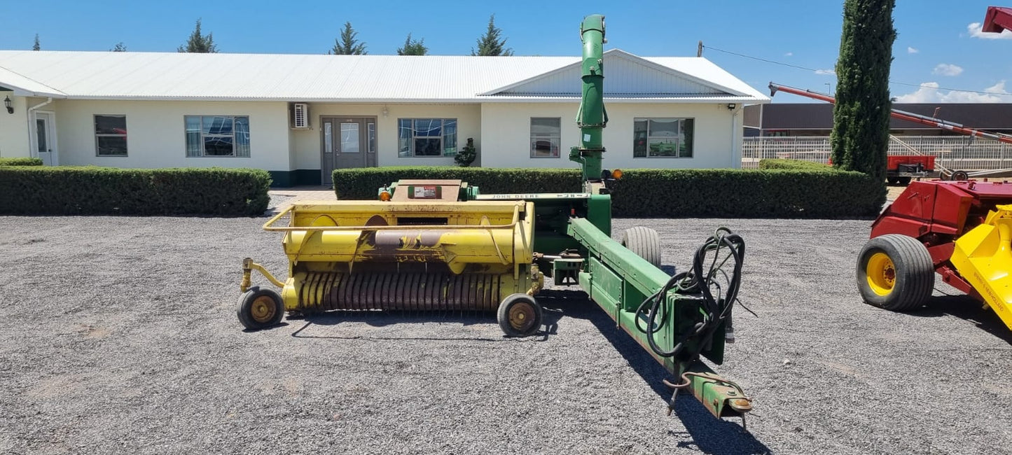 ENCIALDORA MARCA JOHN DEERE MODELO 3970 CON ROLADOR CABEZAL PICK UP