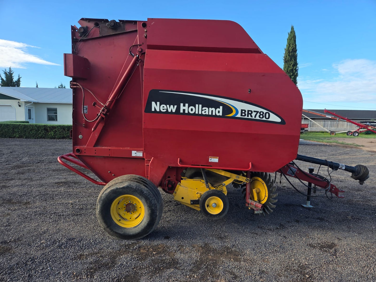 EMPACADORA DE ROLLOS MARCA NEW HOLLAND MODLEO BR780 AÑO 2002