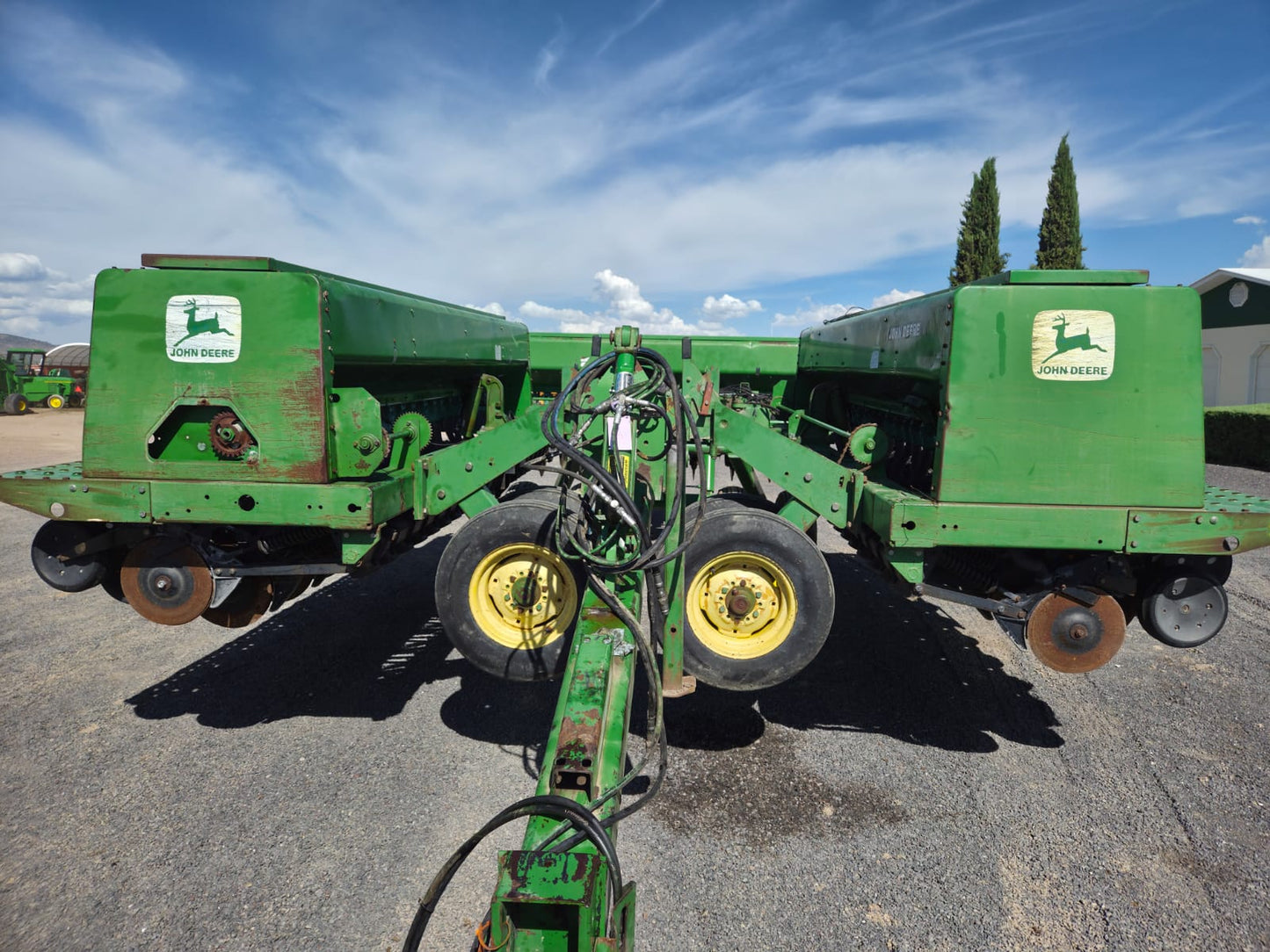 SEMBRADORA DE GRANO FINO MARCA JOHN DEERE MODELO 455