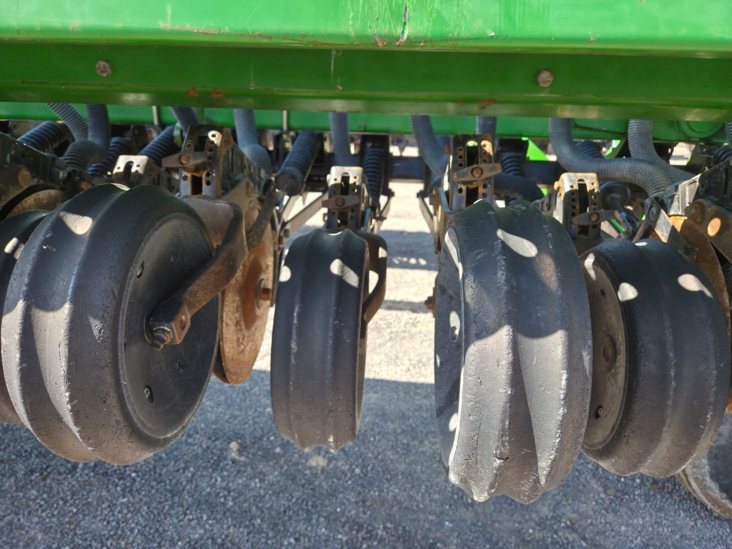 SEMBRADORA DE GRANO FINO MARCA JOHN DEERE MODELO 455