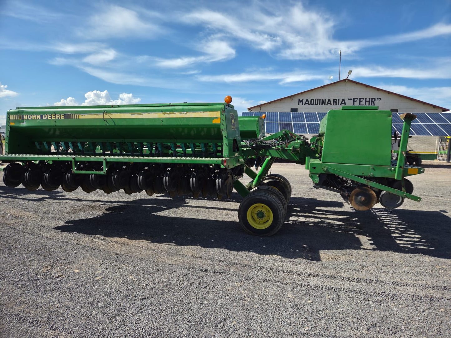 SEMBRADORA DE GRANO FINO MARCA JOHN DEERE MODELO 455