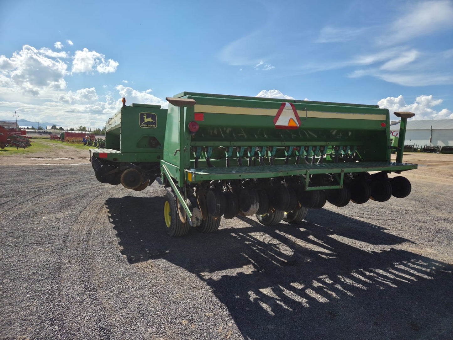 SEMBRADORA DE GRANO FINO MARCA JOHN DEERE MODELO 455