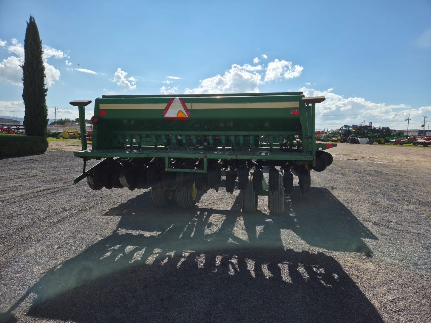 SEMBRADORA DE GRANO FINO MARCA JOHN DEERE MODELO 455
