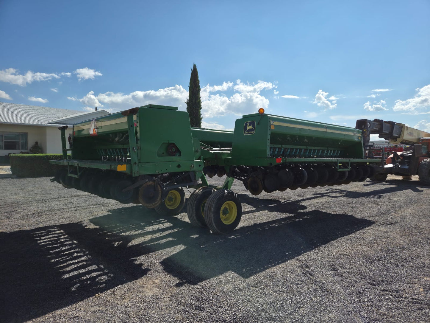 SEMBRADORA DE GRANO FINO MARCA JOHN DEERE MODELO 455