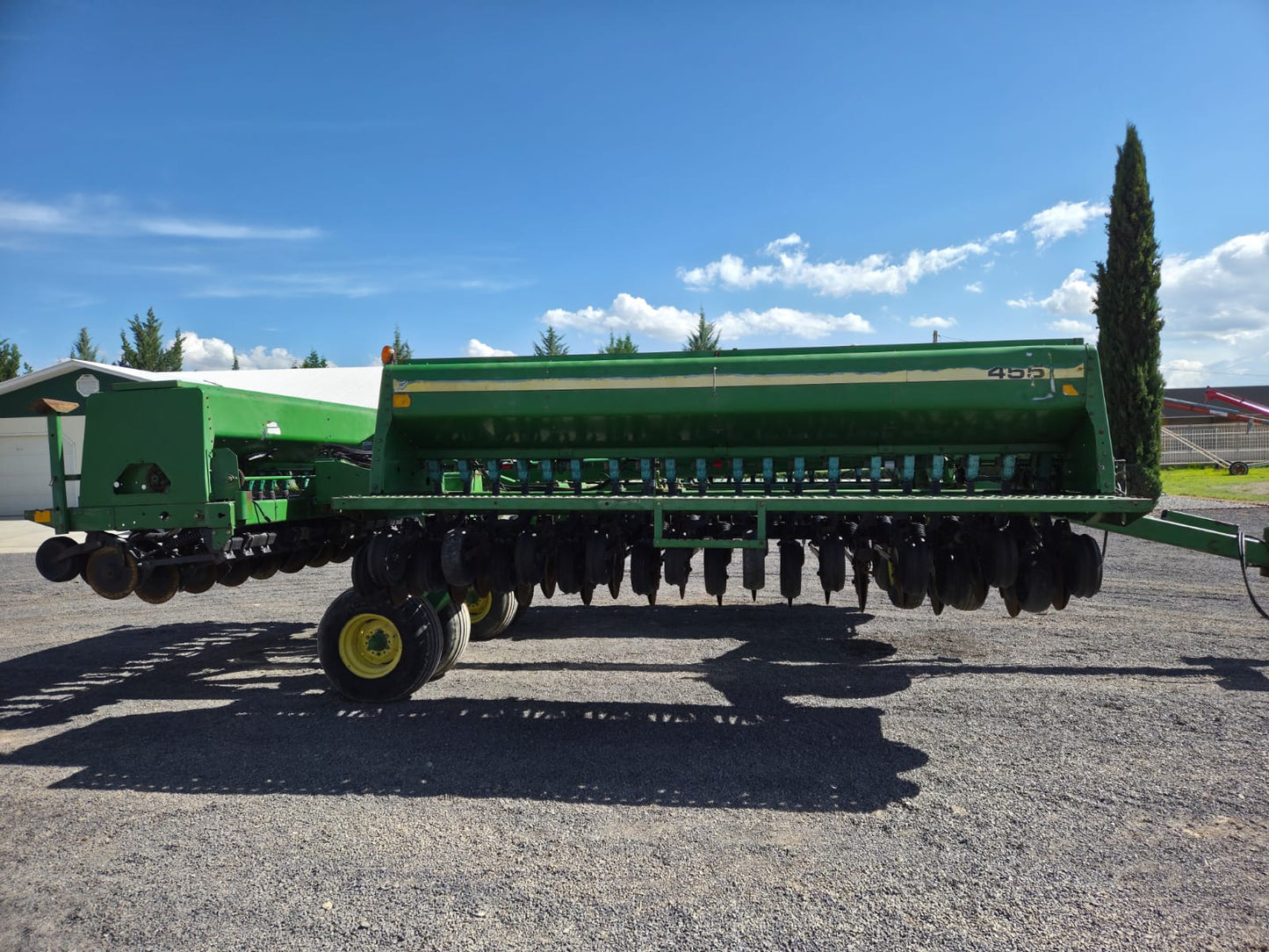 SEMBRADORA DE GRANO FINO MARCA JOHN DEERE MODELO 455