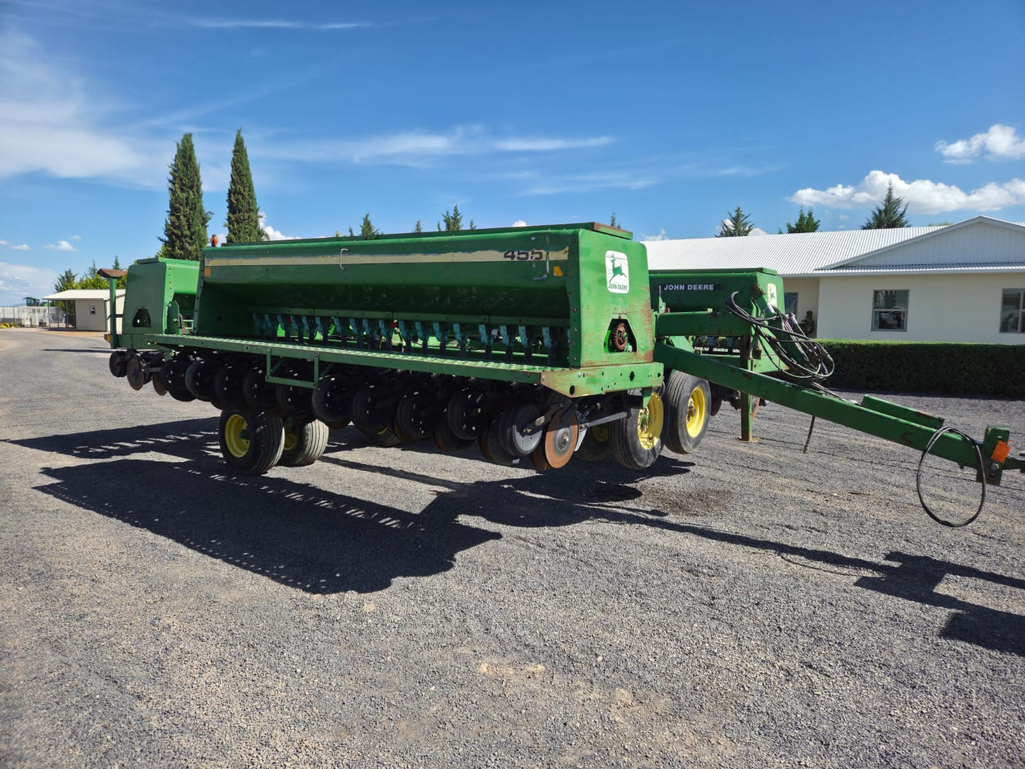 SEMBRADORA DE GRANO FINO MARCA JOHN DEERE MODELO 455