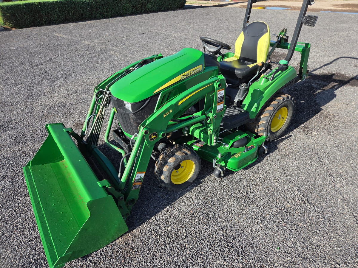 TRACTOR MARCA JOHN DEERE MODELO 1023E CON PALA FORNTAL