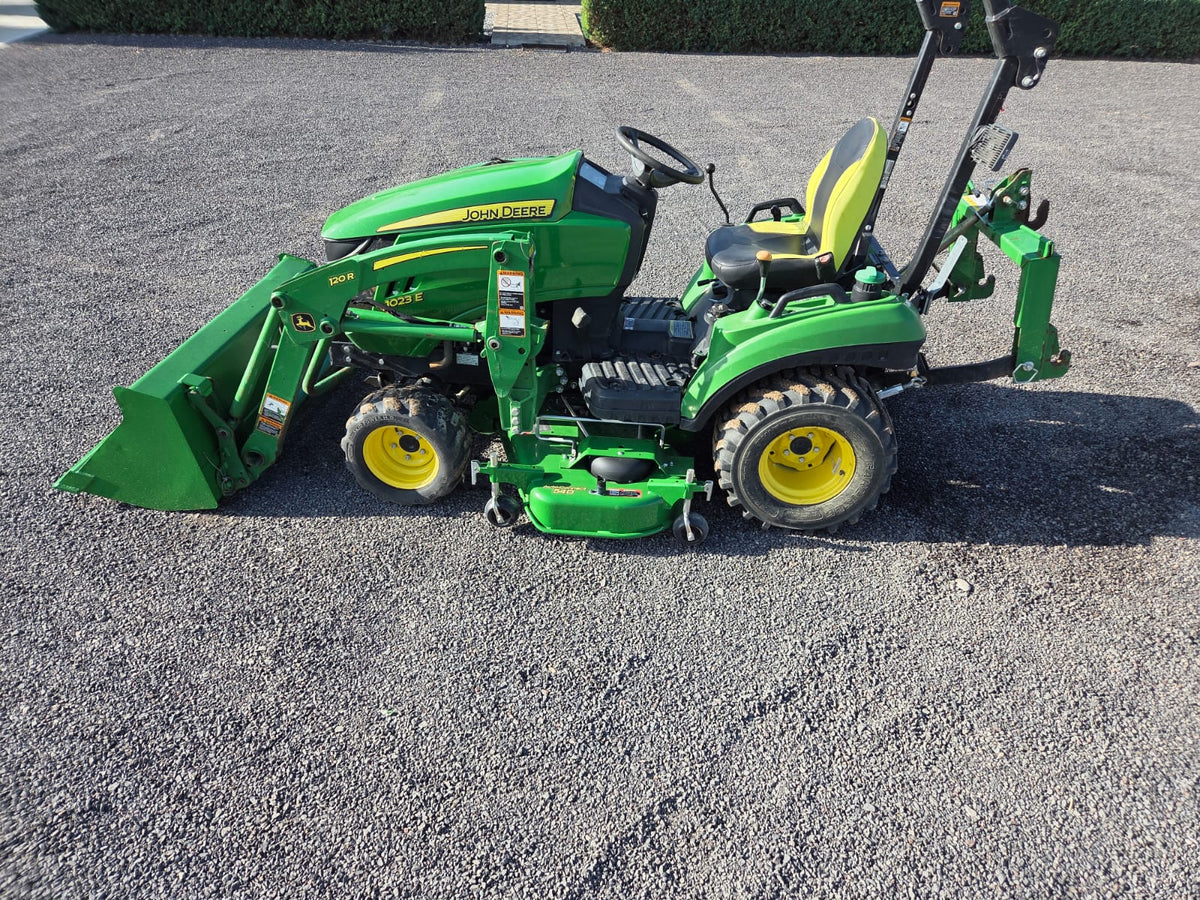 TRACTOR MARCA JOHN DEERE MODELO 1023E CON PALA FORNTAL