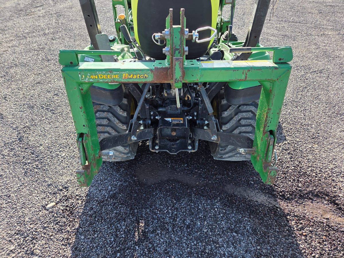TRACTOR MARCA JOHN DEERE MODELO 1023E CON PALA FORNTAL