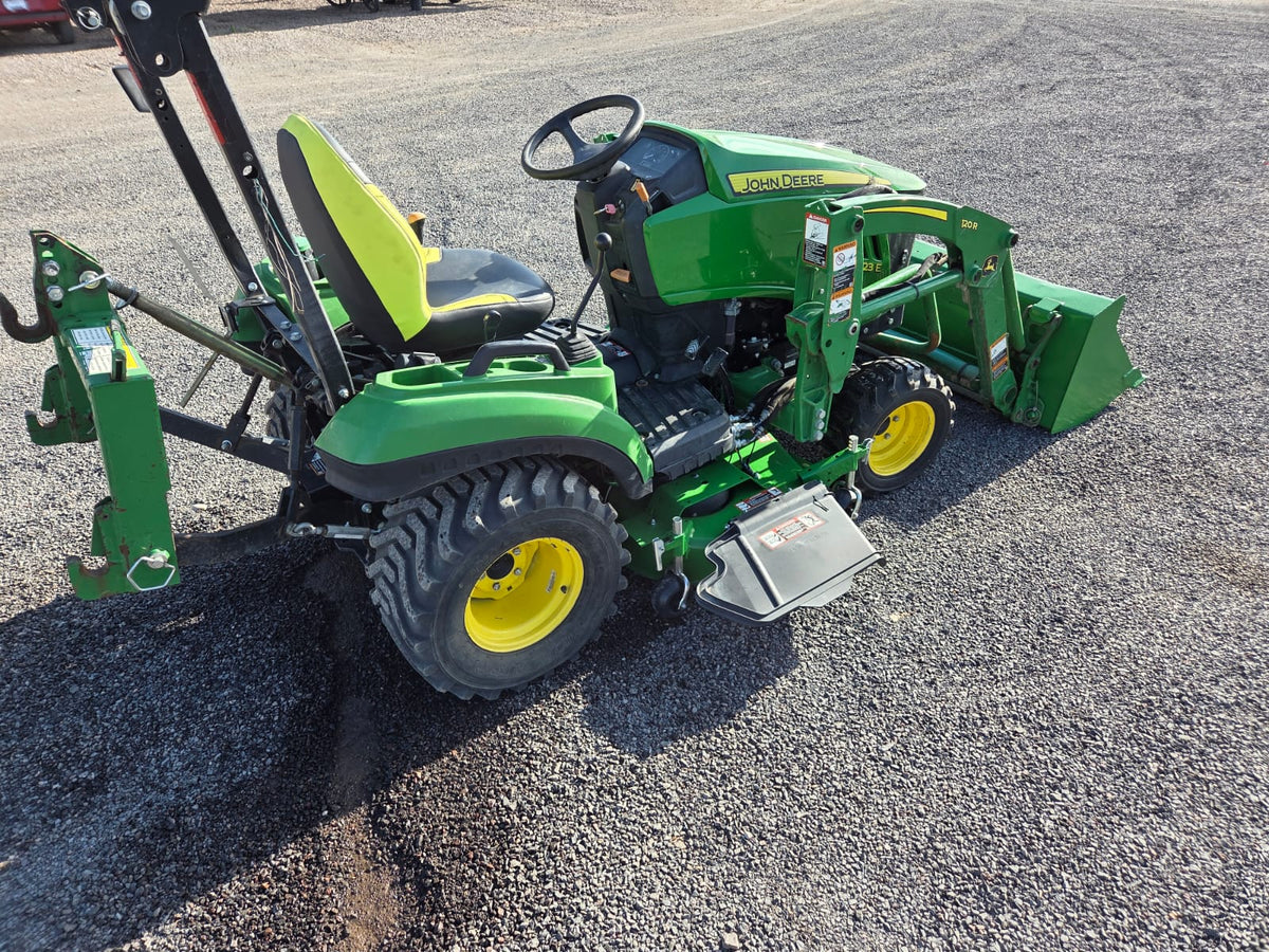 TRACTOR MARCA JOHN DEERE MODELO 1023E CON PALA FORNTAL